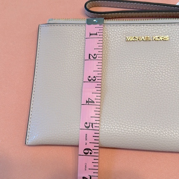 New Michael Kors Bag. Gold Zipper And Logo. Dark Pink. - Picture 6 of 7